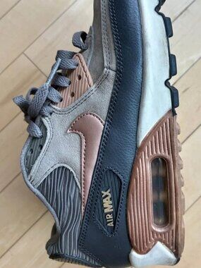 Nike Air Max 90 Rose Gold and Grey Suede sneakers – Women’s Size 6